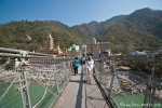 Auf der Lakshman Jhula-Hängebrücke in Rishikesh