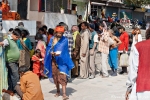 Bettler stehen für ein Mittagessen an - Rishikesh