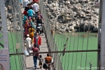 Eng geht es zu auf der Lakshman Jhula-Hängebrücke, Rishikesh