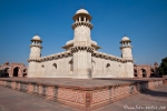 Das rechteckige zweistöckige Mausoleum erhebt sich in der Mitte der Gartenanlage - Itimad-ud-Daula, Agra