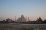 Das Taj Mahal vom anderen Ufer des Yamuna-Flusses, Agra