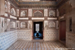 Gemalte Blumenmotive und bunte Steinmotive zieren das Innere des Mausoleums - Itimad-ud-Daula in Agra
