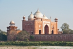 Eine der beiden Moscheen, die das Taj Mahal flankieren, Agra