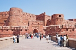 Dicke Festungsmauern umgeben das Red Fort - Agra
