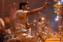 Sieben Priester feiern die Ganga-aarti - Varanasi