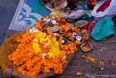 Blüten spielen bei der Ganga-aarti eine große Rolle - Varanasi