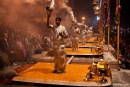 Priester feiern die Ganga-aarti - Varanasi