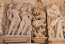 Filigrane Tempelfiguren - Tänzerin, die sich einen Dorn aus ihrem Fuß entfernt - Khajuraho