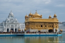 Auf der Mitte des Sees steht der Goldene Tempel, Hauptheiligtum der Anlage - Goldener Tempel, Amritsar