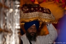Das Heilige Buch - die größte Kostbarkeit - wird aus dem Goldenen Tempel getragen - Amritsar