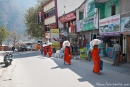 Anhänger eines Ashrams tragen ihre Einkäufe nach Hause - Rishikesh