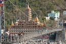 Rishikesh erstreckt sich zu beiden Seiten des Flusses, Lakshman Jhula-Hängebrücke
