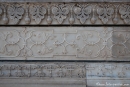 Detailreiche Reliefs zieren die Wände des Taj Mahal