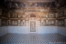 Der untere Bereich des Mausoleums ist mit bunten Steinen in geometrischen Mustern verziert - Itimad-ud-Daula, Agra