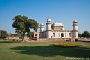 Charbagh (Gartenanlage) mit Itimad-ud-Daula-Mausoleum in Agra