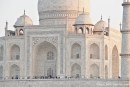 Das Taj Mahal wird von der untergehenden Sonne beleuchtet - Agra