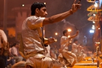 Sieben Priester feiern die Ganga-aarti - Varanasi