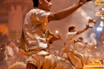 Glockengeläut, Weihrauch und Feuer bestimmen die Ganga-aarti - Varanasi