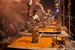 Priester feiern die Ganga-aarti - Varanasi