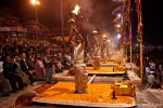 Die abendliche Zeremonie der Ganga-aarti (Gangesverehrung) ist gut besucht