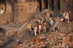 Angehörige bringen gerade eine Leiche - Varanasi