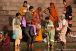 Braut und Bräutigam bekommen mit Gangeswasser ihre Segnung