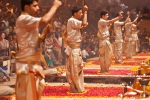 Sieben Priester feiern die Gangesverehrung Ganga-aarti - Varanasi