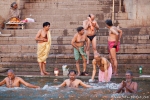 Morgendliches Bad im heiligen Gangeswasser - Varanasi