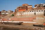 Varanasi hat unzählige Ghats - Treppen, die in den Ganges führen