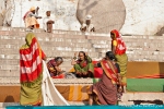 Auf den Treppen werden die Saris zum Trocknen ausgelegt - Varanasi