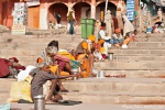 Sadhus und Bettler am Ghat - Varanasi