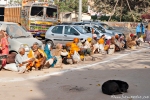 Noch eine Reihe Bettler und Sadhus - Varanasi