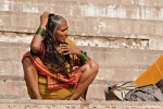 Haarekämmen nach dem Bad im Ganges
