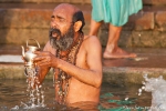 Nimmt es ernst mit der Andacht - Pilger in Varanasi