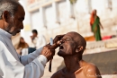 Heilige Rasur eines Hindus - Varanasi